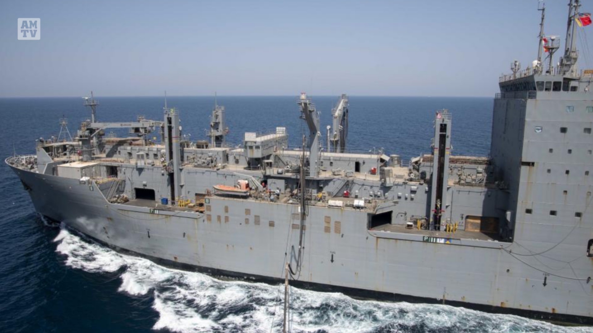 美国海军埃塞克斯号两栖攻击舰在阿拉伯海湾航行，部署到第五舰队行动区 